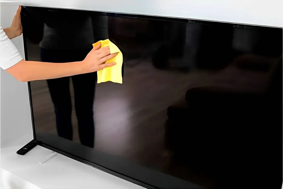 Como limpar telas de TV celular e notebook sem riscar nem da