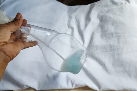 Como limpar travesseiro manchado e encardido: misturinha mui