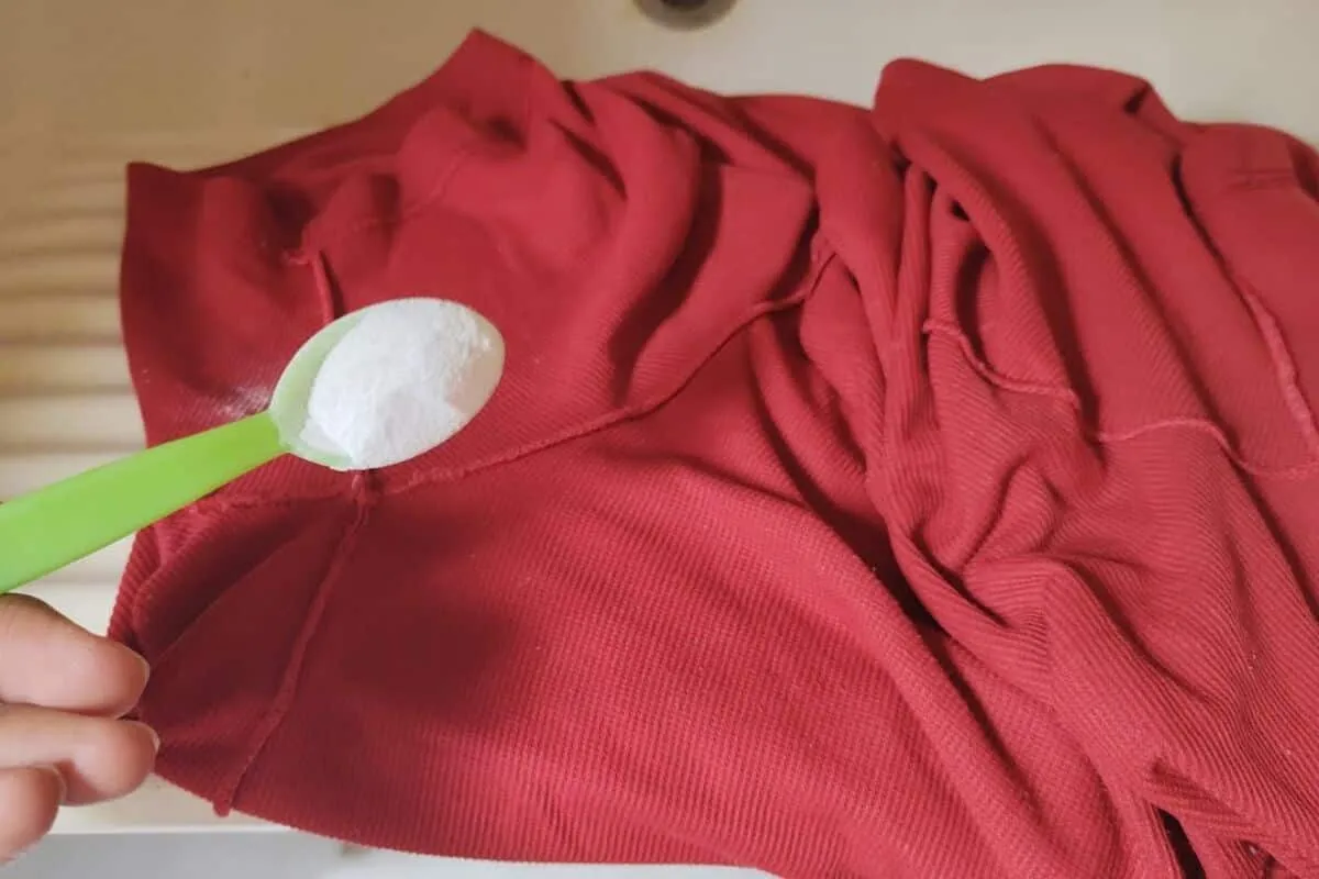 Como tirar cheiro de suor da roupa: não precisa ficar lavand