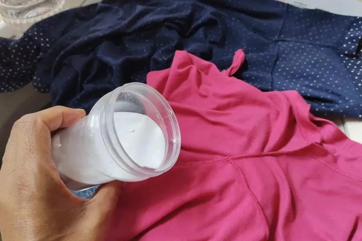 Como tirar cheiro de suor da roupa sem precisa esfregar o di