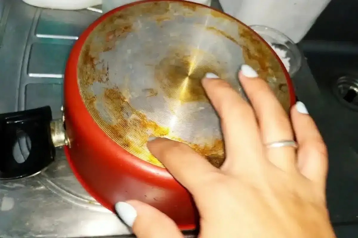 Como tirar gordura da panela que queimou na hora de fazer o