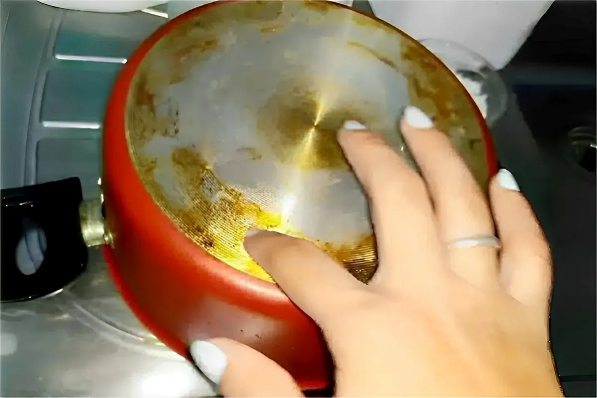 Como tirar gordura da panela usando apenas 2 ingredientes e