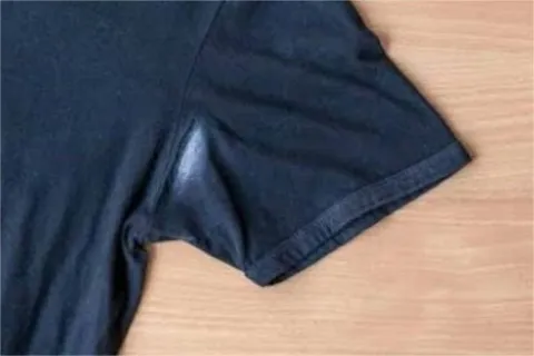 Como tirar mancha branca de desodorante: misturinha caseira 