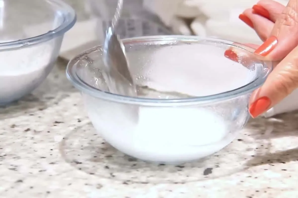 Como tirar mancha de desodorante da roupa: misturinha milagr