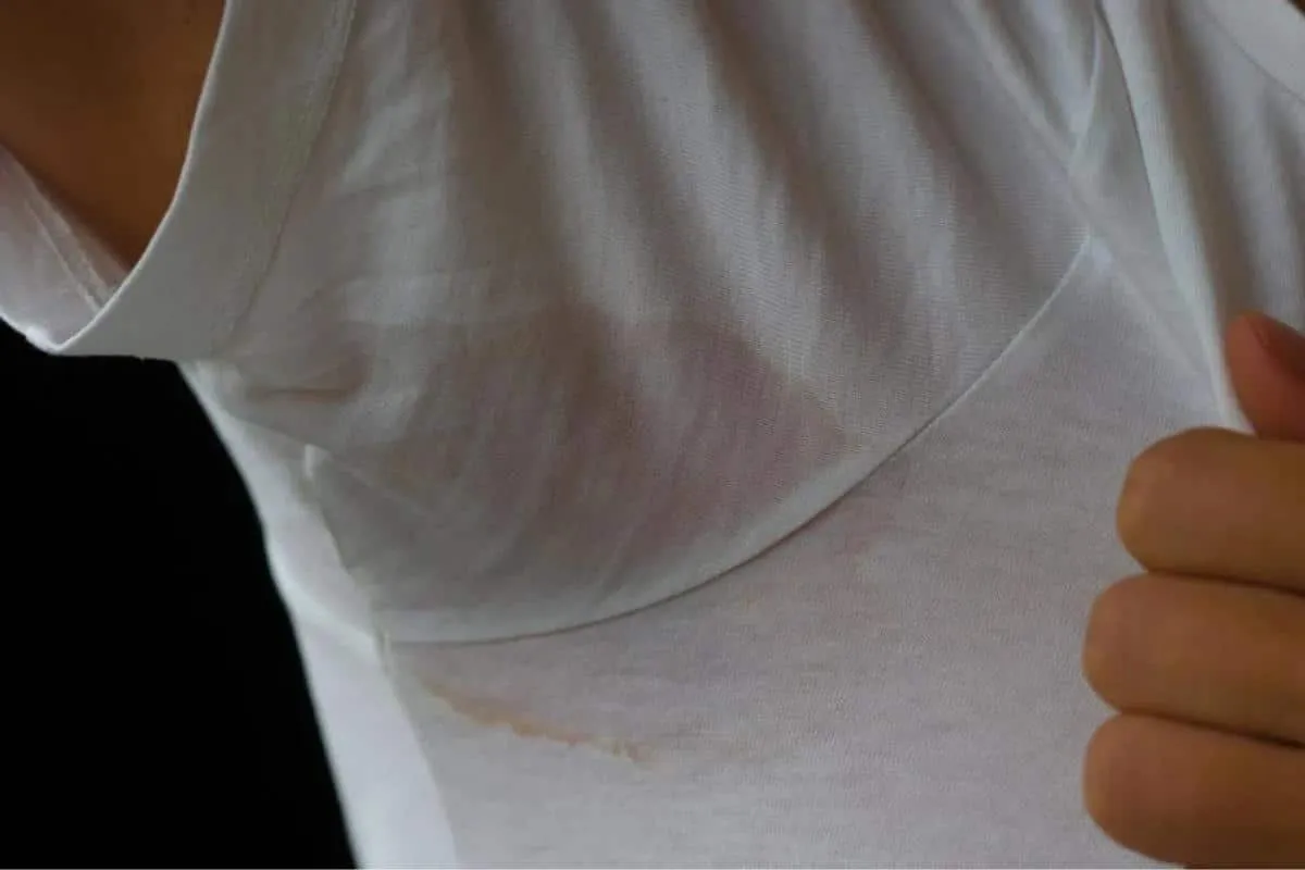 Como tirar mancha de suor da roupa que você achava que não i