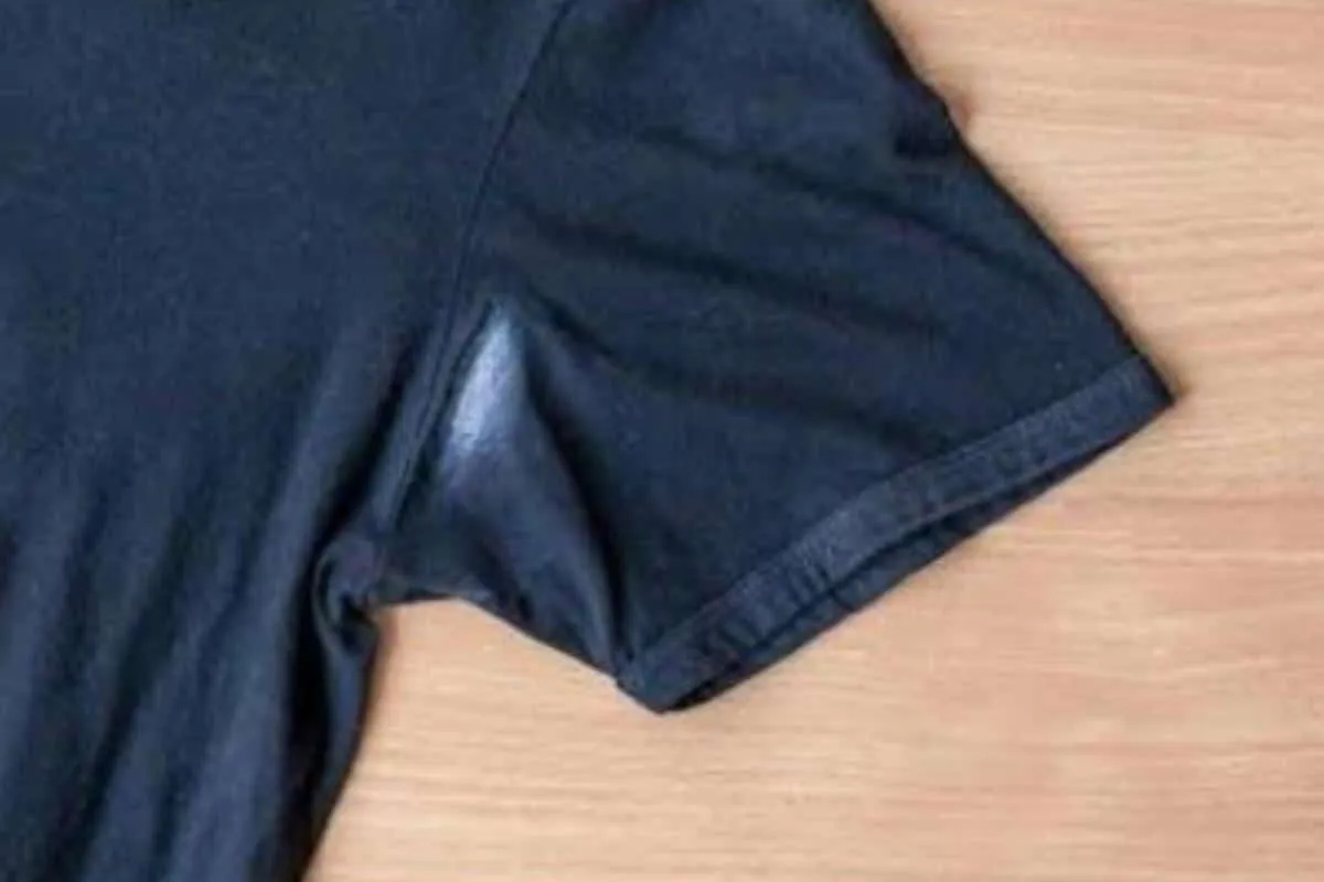 Como tirar manchas de desodorante da roupa sem perder muito