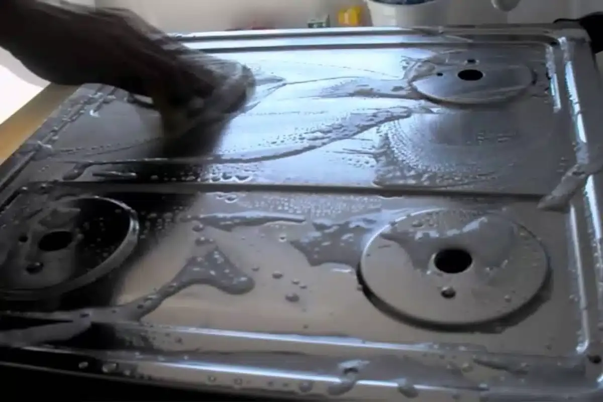 Como tirar manchas do fogão depois de preparar seu almoço de