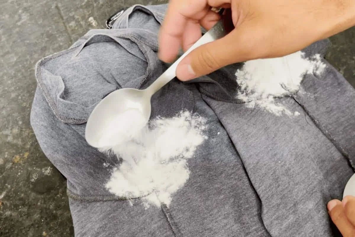 Como tirar mau cheiro de axilas das roupas de um jeito que v