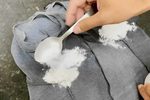 Como tirar mau cheiro nas axilas das roupas usando apenas 2 