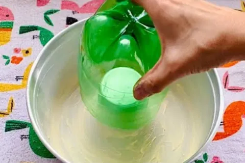 Como uma garrafa pet verde na assadeira fiz um bolo mesclado