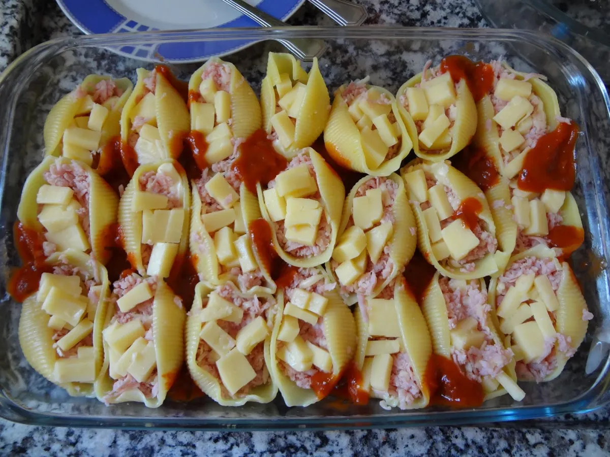 Conchiglione Recheado com Queijo e Presunto