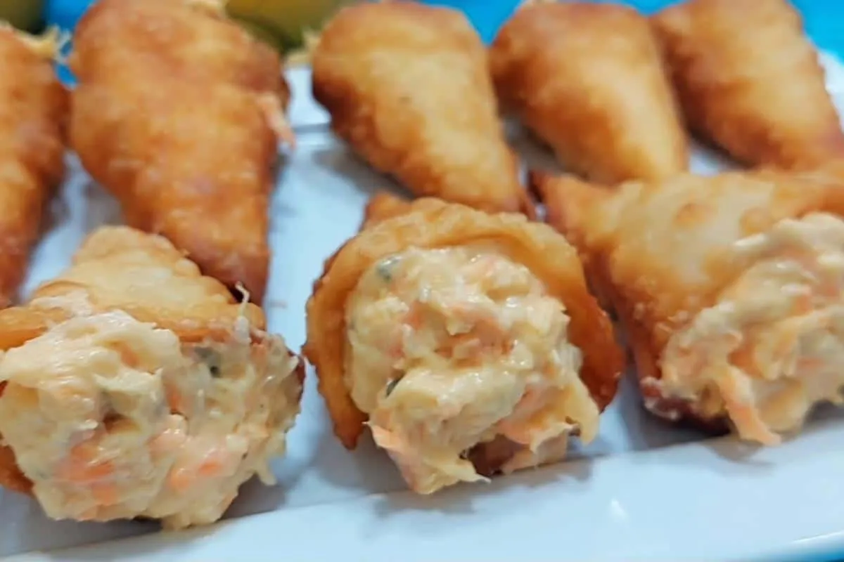 Cones recheados com frango: feito com massa de pastel e fica