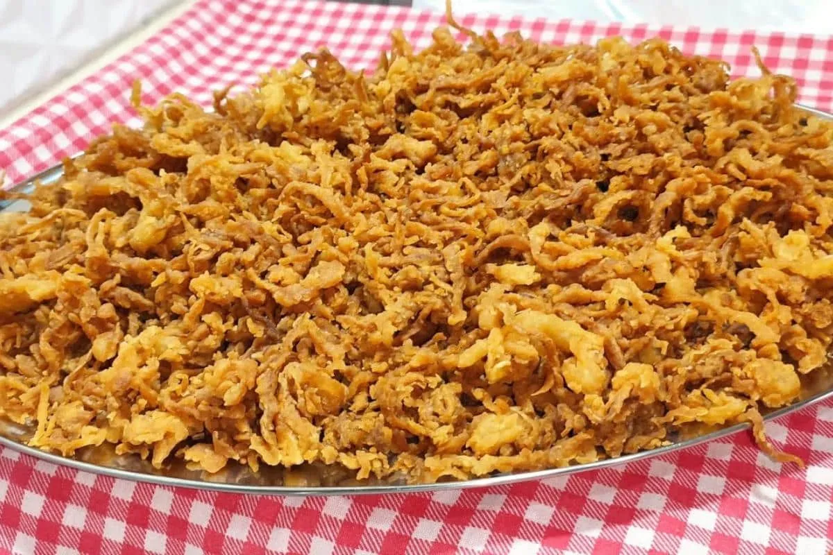Conheça o segredo para fazer cebola crispy que fica sequinha