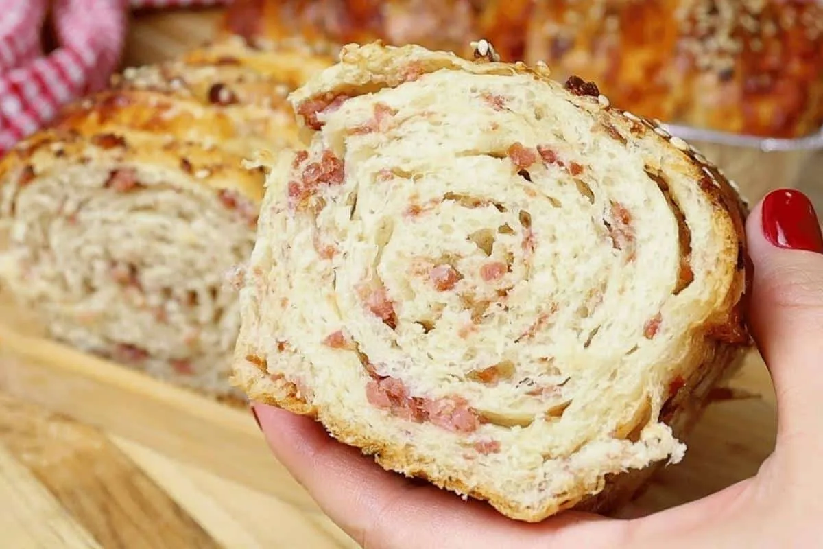 Consegui fazer um pão de calabresa com queijo delicioso para
