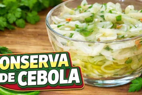 Conserva de cebola muito bem temperada com ervas e azeite qu