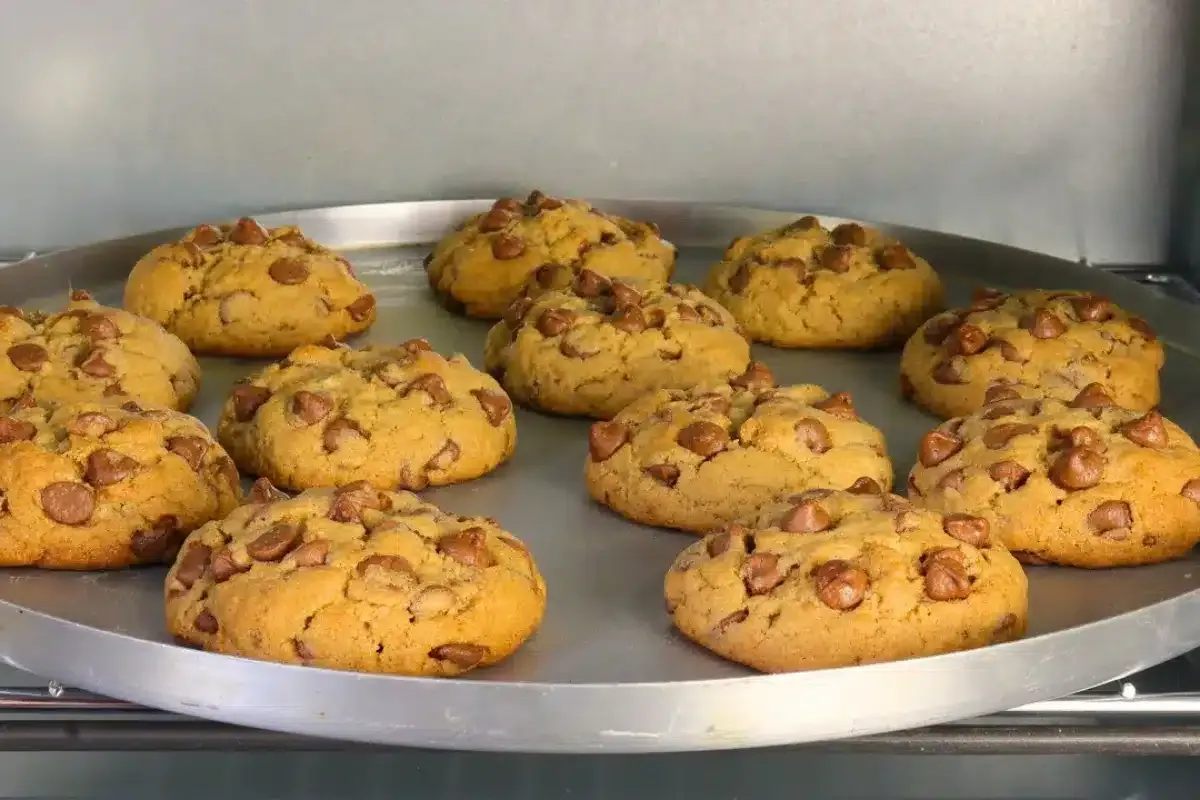 Cookie com gotas de chocolate muito macio e fácil de prepara