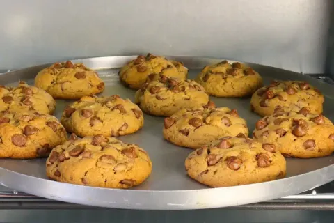 Cookie com gotas de chocolate muito macio e fácil de prepara