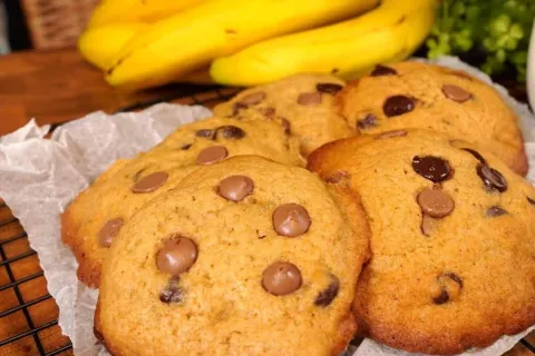 Cookie de banana com chocolate macio e gostoso, feito com as