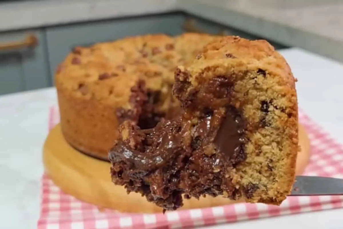 Cookie gigante com recheio cremoso feito em casa de um jeito