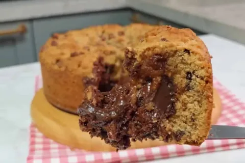 Cookie gigante com recheio cremoso feito em casa de um jeito