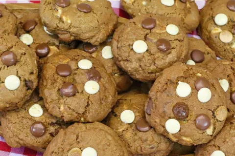 Cookies caseiros com gotas de chocolate cremoso e macio que 