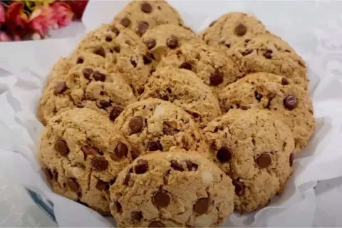 Cookies de aveia crocantes por fora, macios por dentro e che