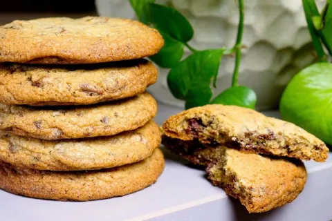 Cookies de chocolate caseiros que ficam desmanchando por den