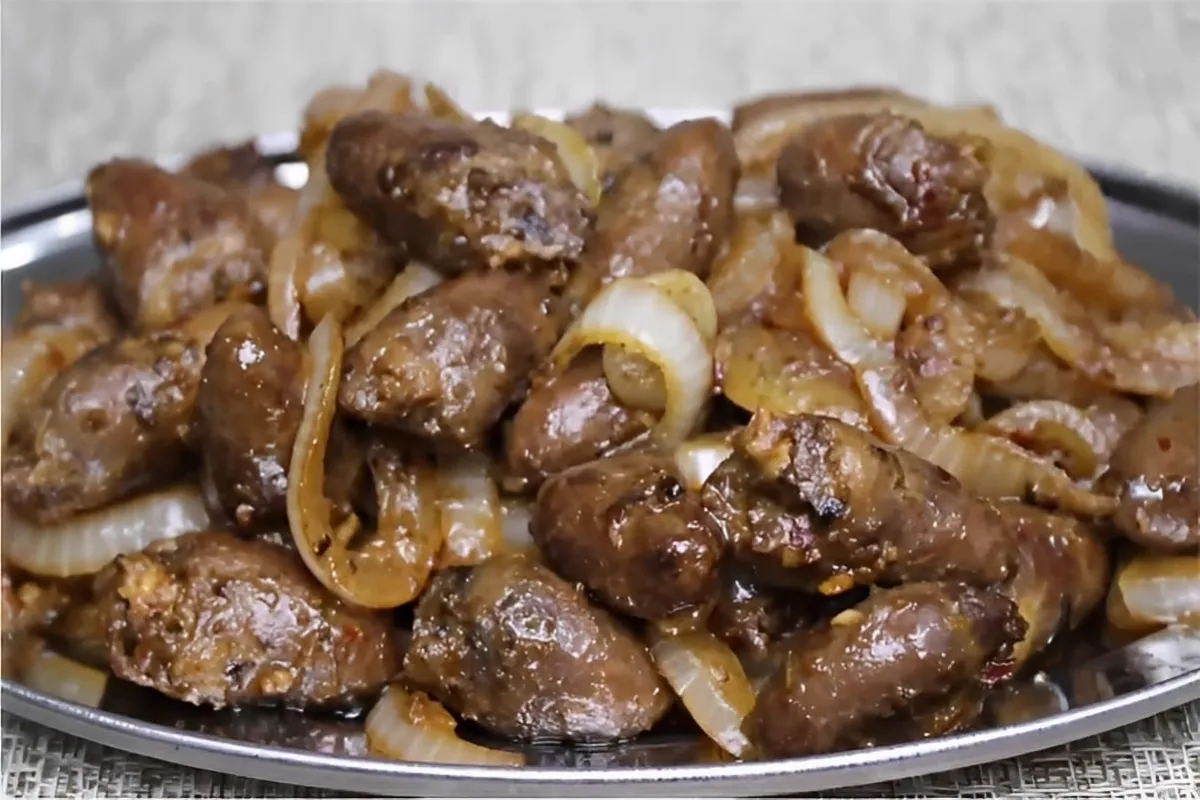 Coração acebolado fica macio e saboroso uma verdadeira iguar