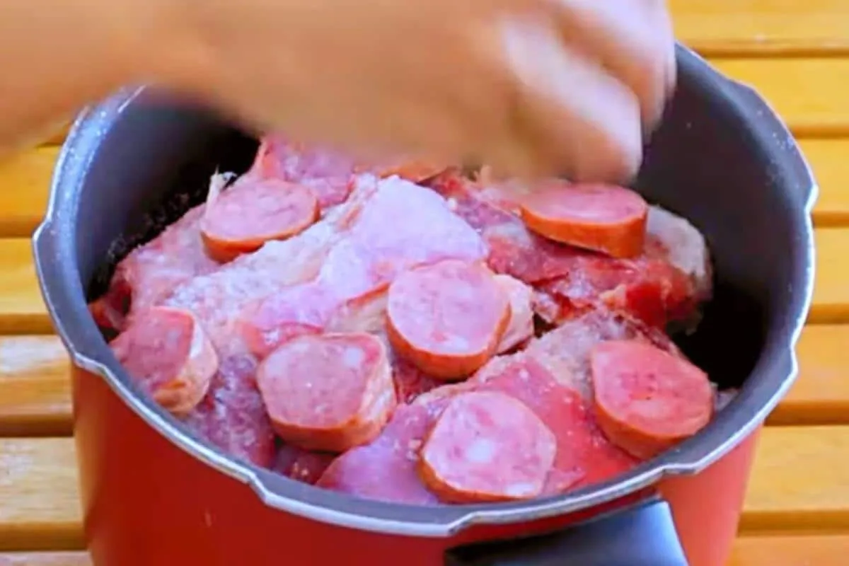 Costela assada na panela que fica super saborosa que solta d