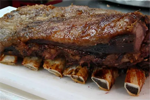 Costela assada no forno de um jeito que fica molinha soltand