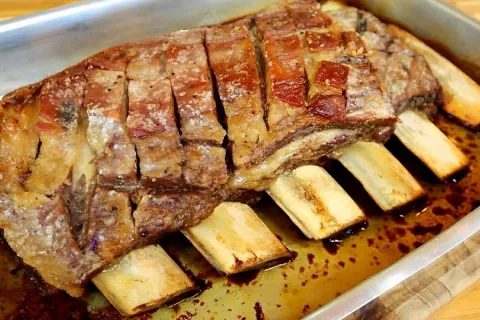 Costela assada no forno fica tão macia que chega a soltar so