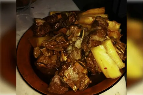 Costela com mandioca de um jeito fácil para ficar suculenta 