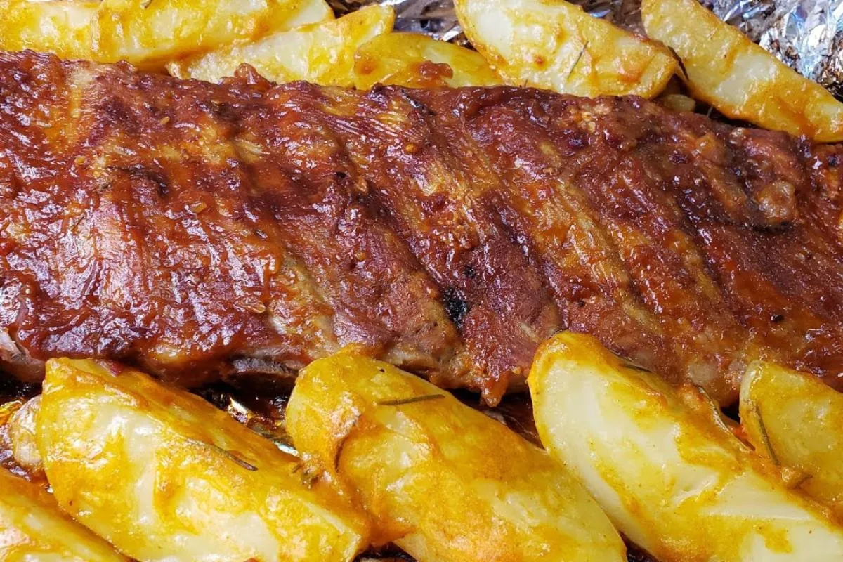 Costela de porco com molho barbecue e batata corada para voc