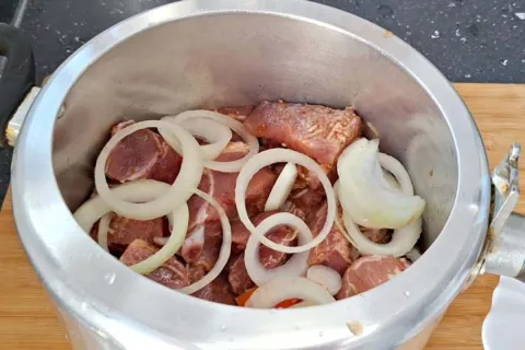 Costela de porco na panela de pressão: suculenta, bem temper