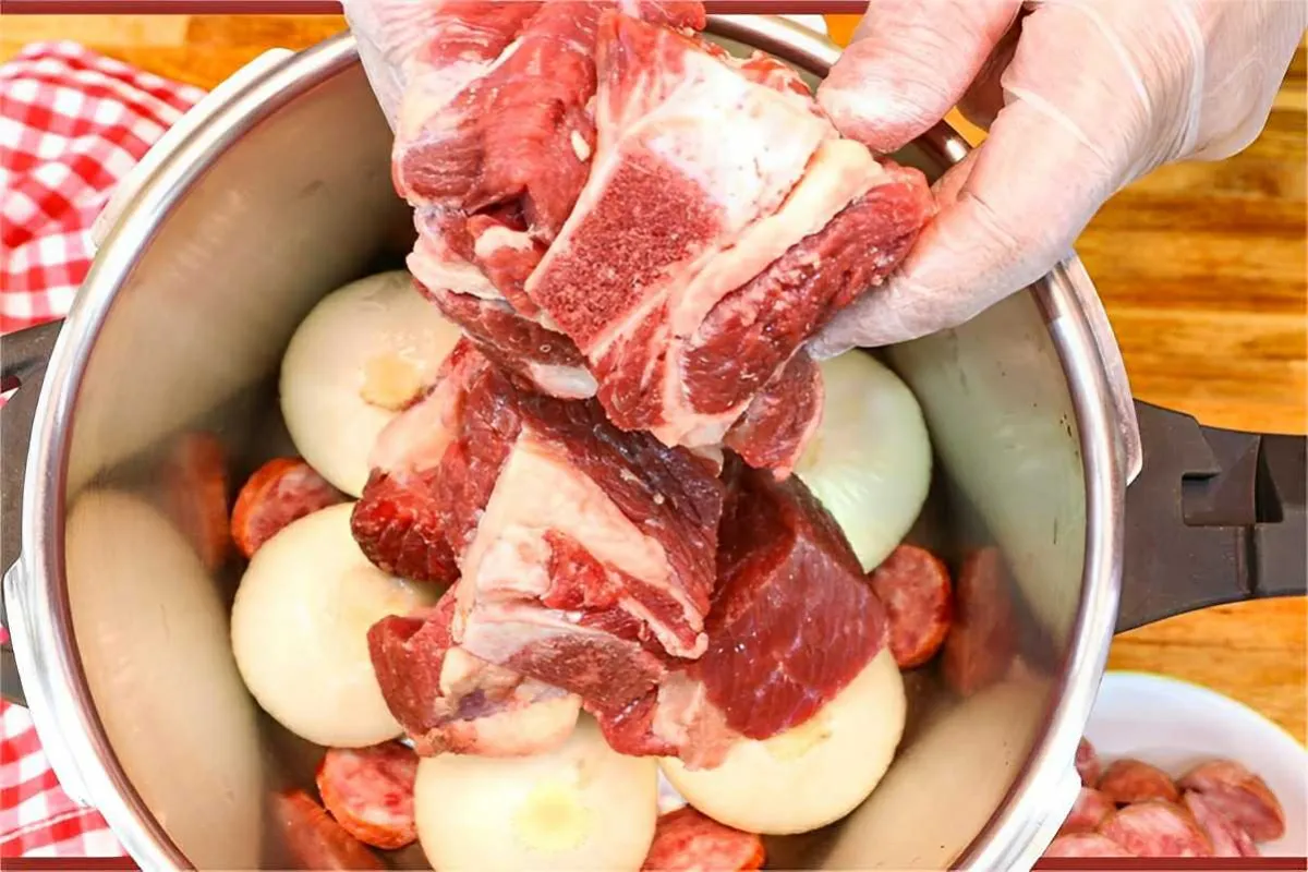 Costela na panela de pressão cozida sem água tão macia que d