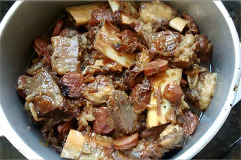 Costela na panela de pressão: não precisa de temperos nem de