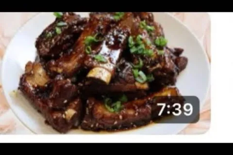 Costelinha caramelizada soltando do osso, com um segredo esp