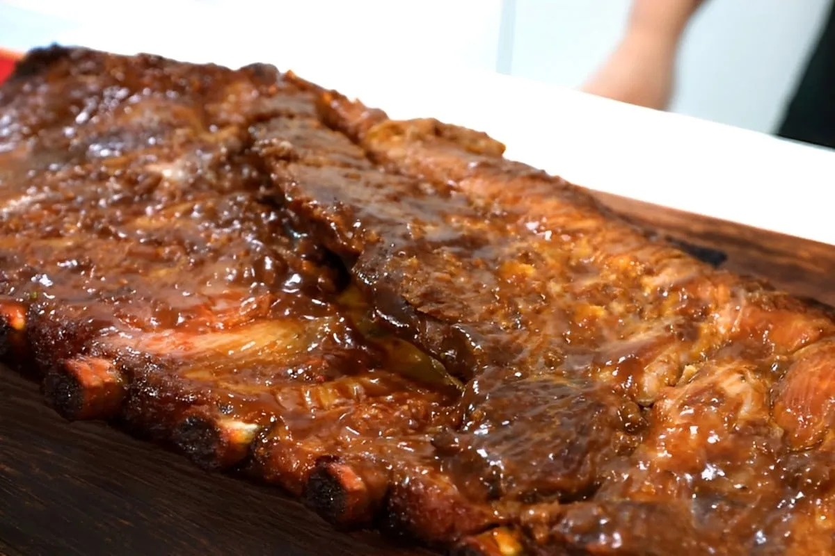 Costelinha com barbecue soltando do osso perfeita para fazer