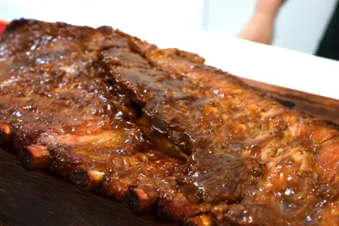 Costelinha com barbecue soltando do osso perfeita para fazer