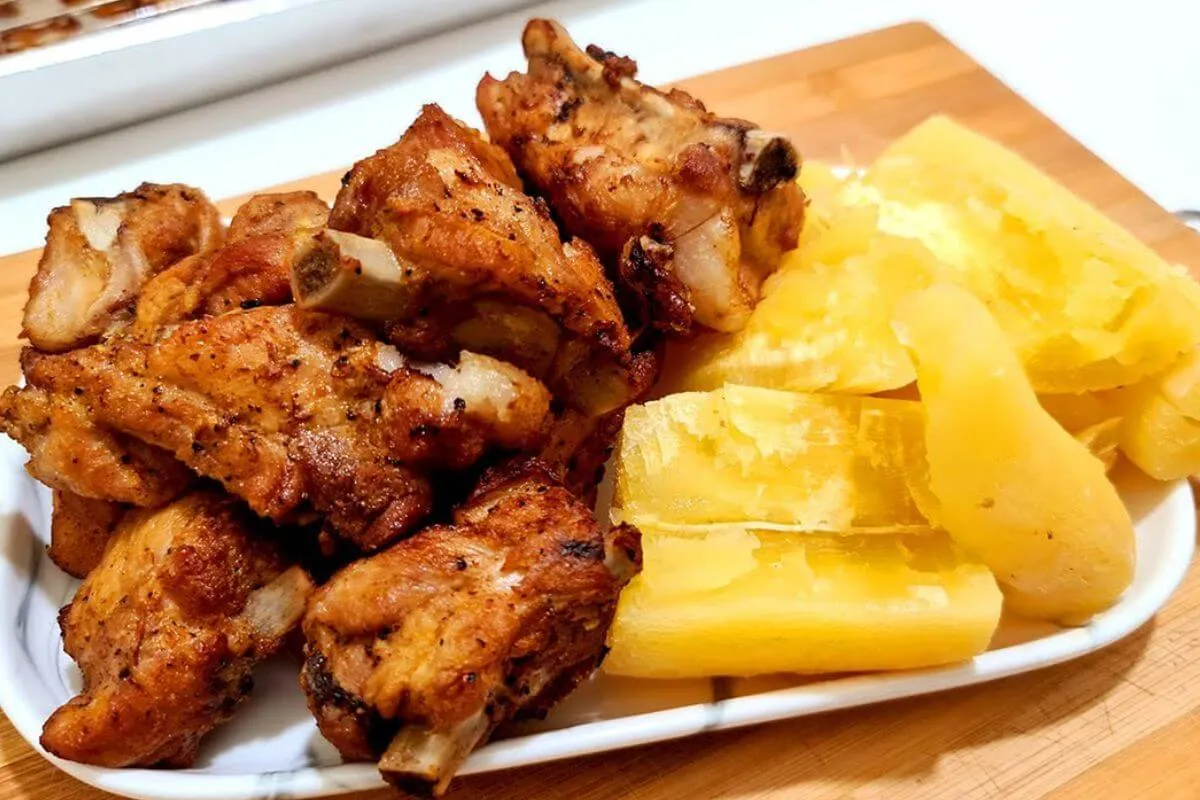 Costelinha com mandioca uma porção de lanchonete deliciosa f