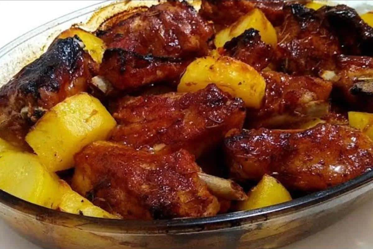 Costelinha de porco assada com batata que fica muito suculen