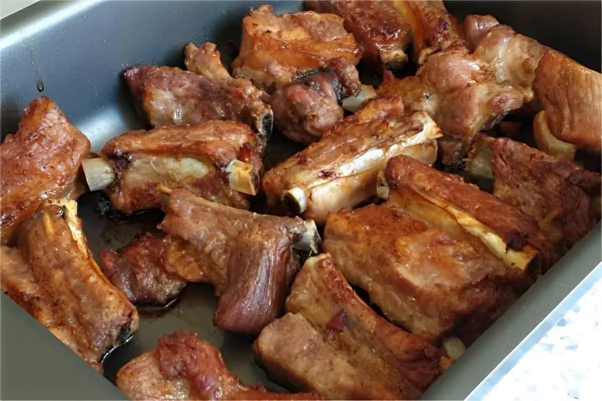 Costelinha de porco assada douradinha e deliciosa que fica p