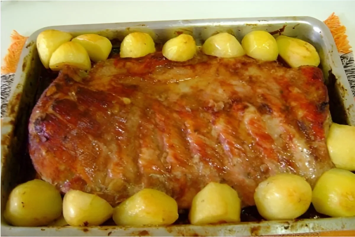 Costelinha de porco assada no forno com batatas uma carne su