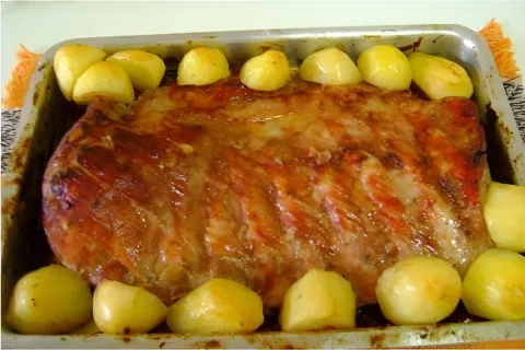 Costelinha de porco assada no forno com batatas uma carne su
