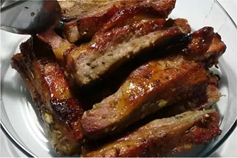 Costelinha de porco assada no forno com sabor de churrasco p