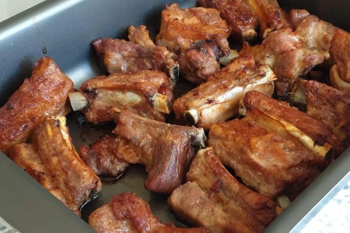 Costelinha de porco assada no forno que não fica ressecada