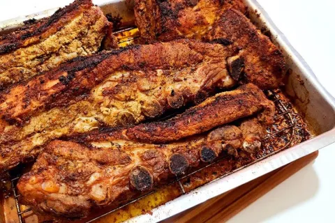 Costelinha de porco assada um prato para completar seu cardá