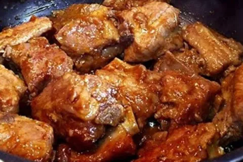 Costelinha de porco frita e muito suculenta, que fica com um