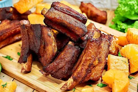 Costelinha de porco mineira bem douradinha e saborosa para v