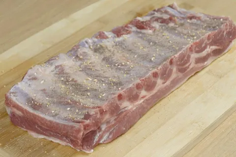 Costelinha de porco no forno com molho barbecue caseiro